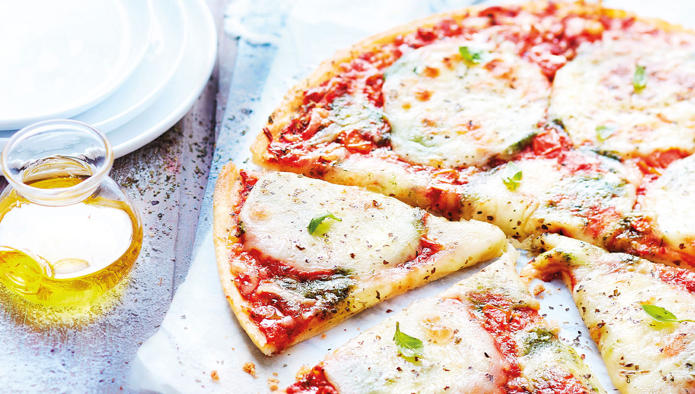 Pizza pâte fine mozzarella et basilic