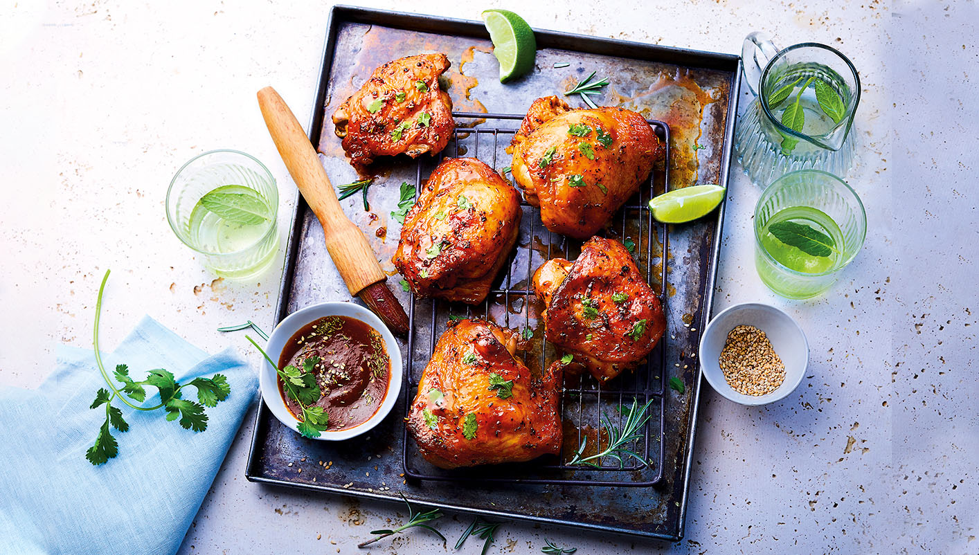 Hauts de cuisses de poulet marinés et chips 