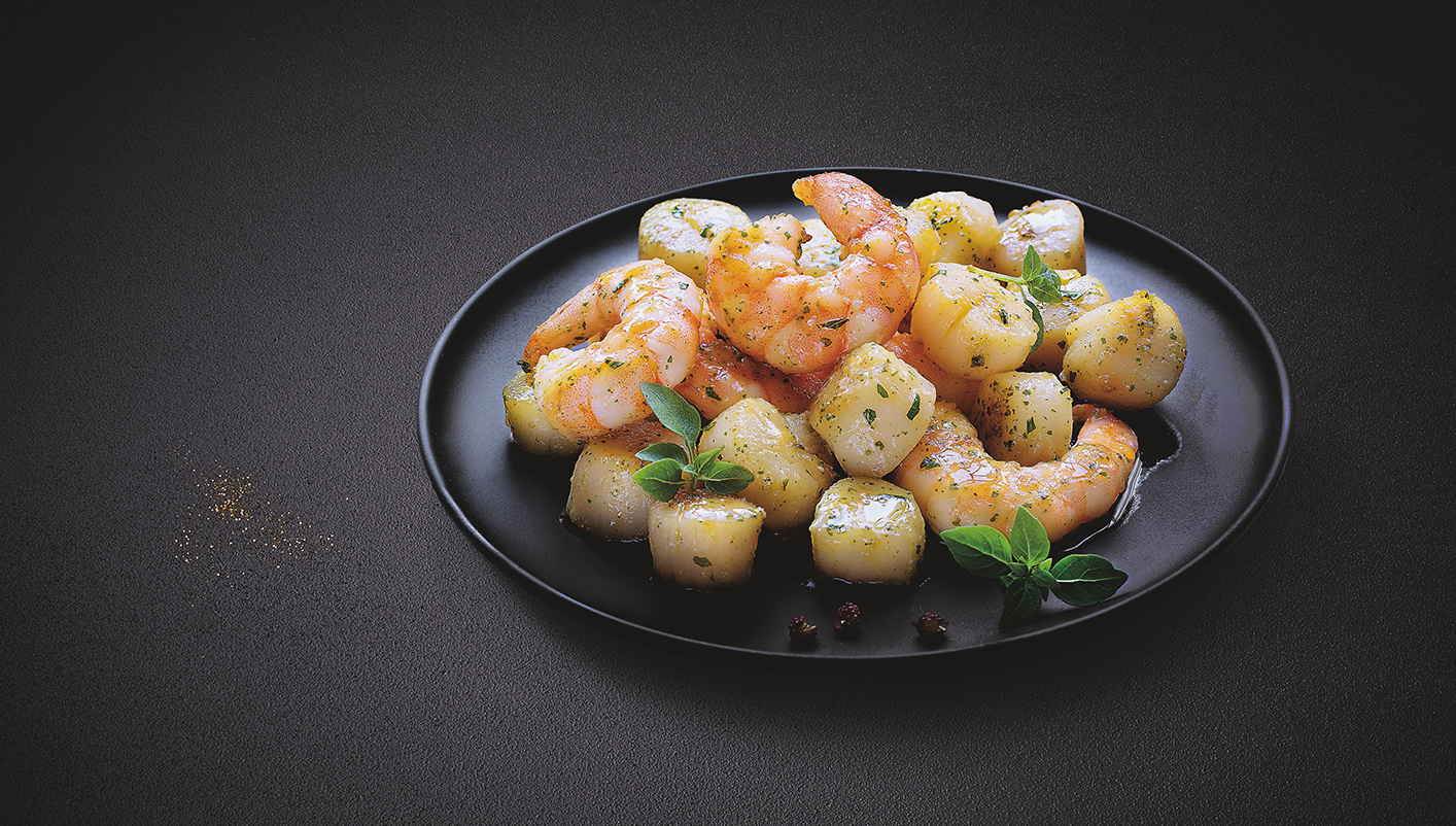 Crevettes et noix de Saint-Jacques, huile d'olive et persil