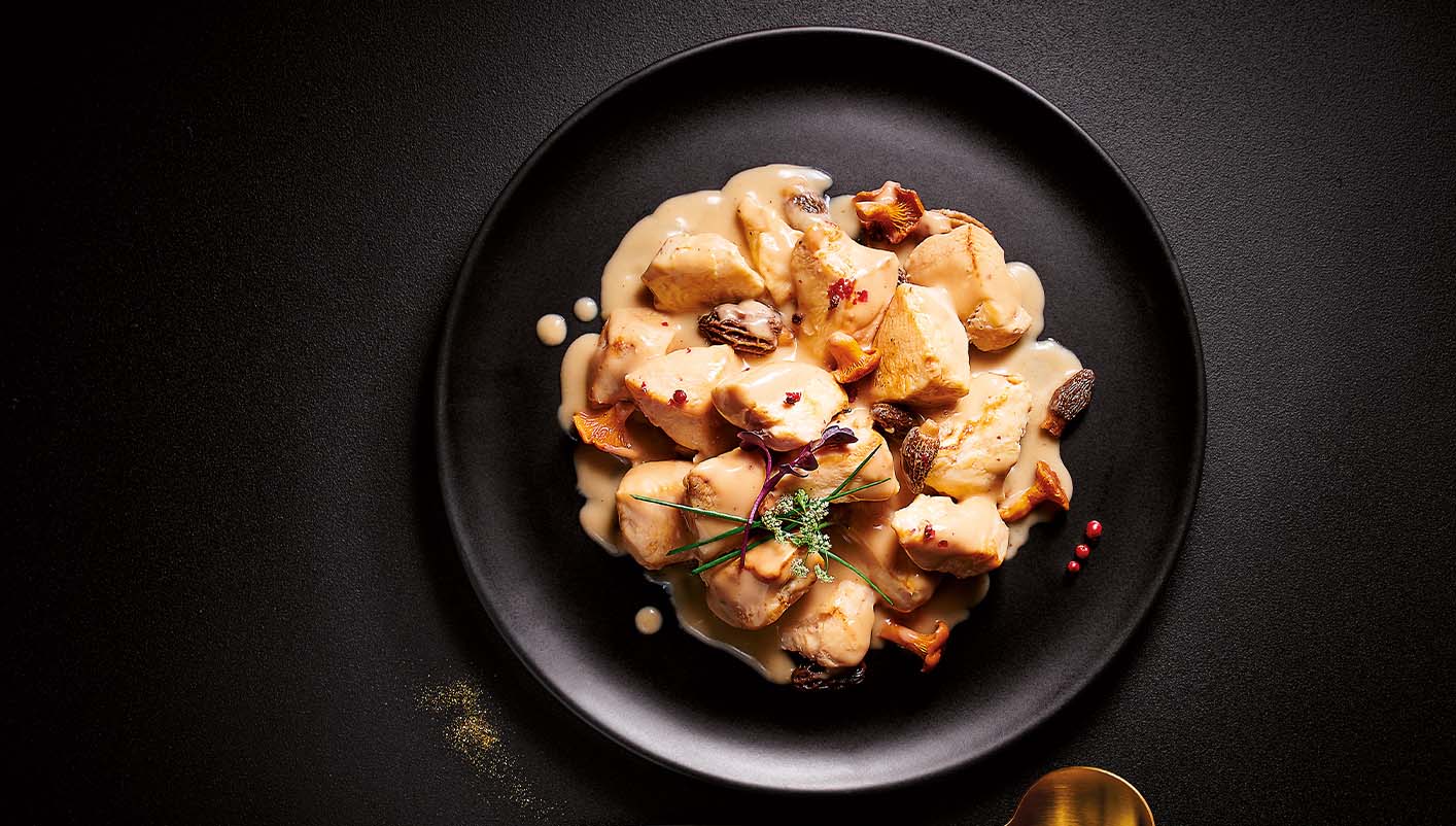 Chapon sauce au foie gras de canard, morilles et girolles