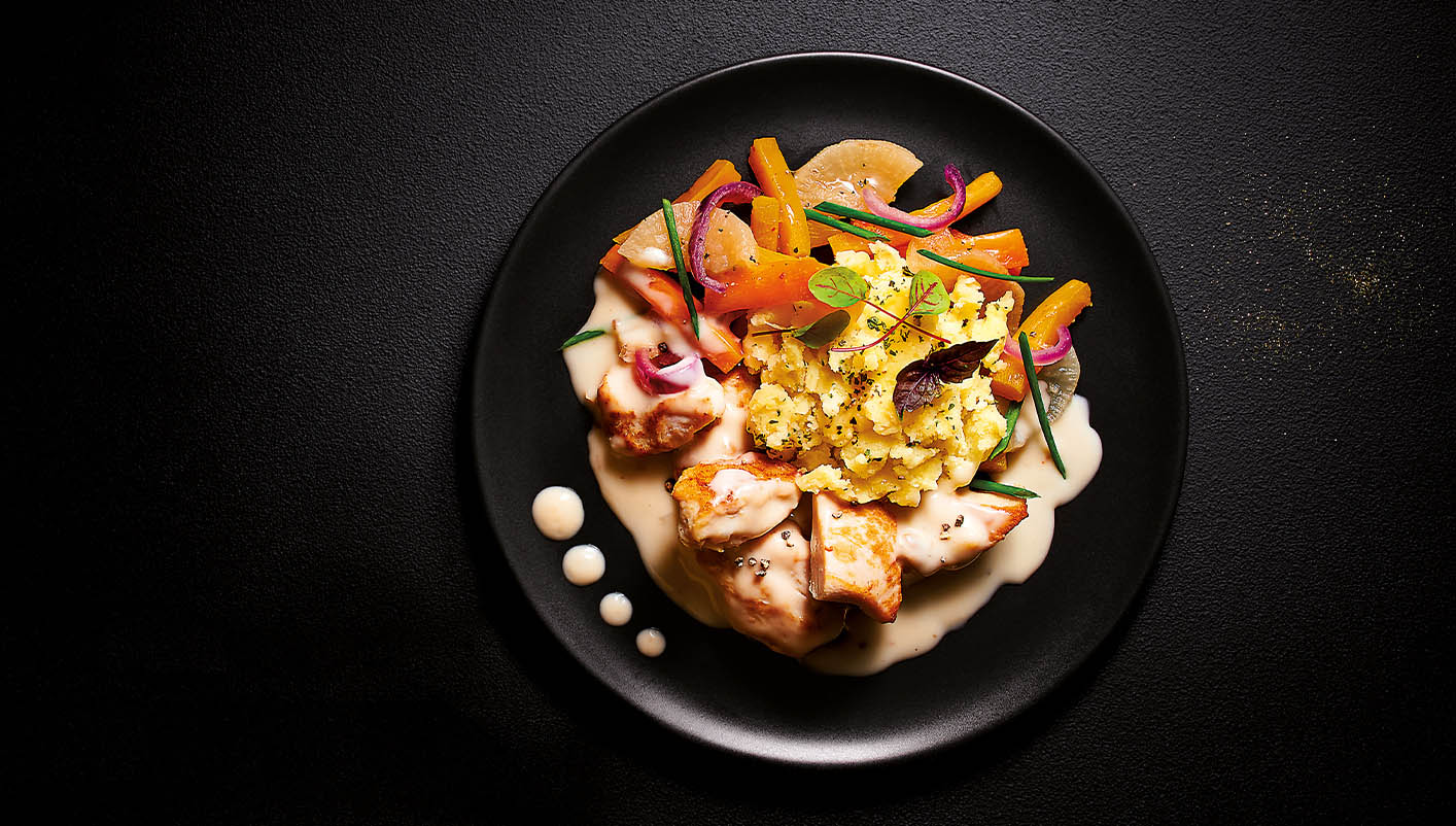 Pintade, sauce aux cèpes, légumes, écrasé de pommes de terre