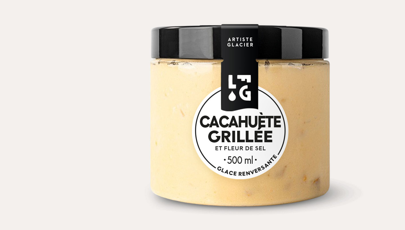 Crème glacée artisanale cacahuète grillée et fleur de sel