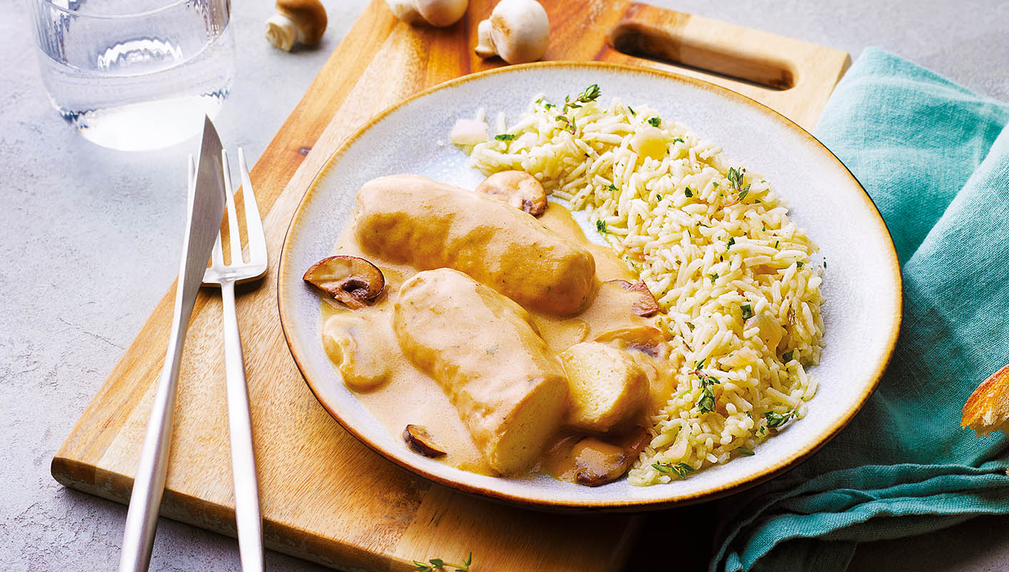 Quenelles de volaille, sauce aux champignons et riz basmati