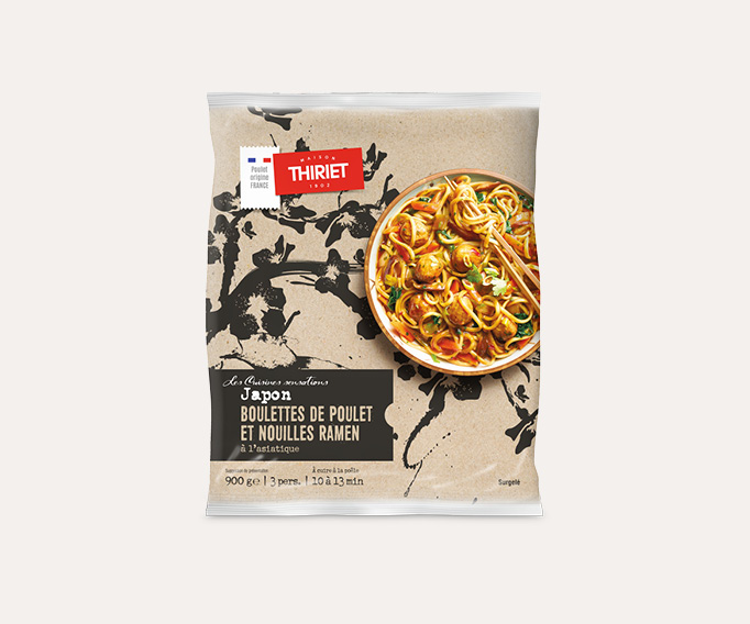 Boulettes de poulet et nouilles ramen à l'asiatique