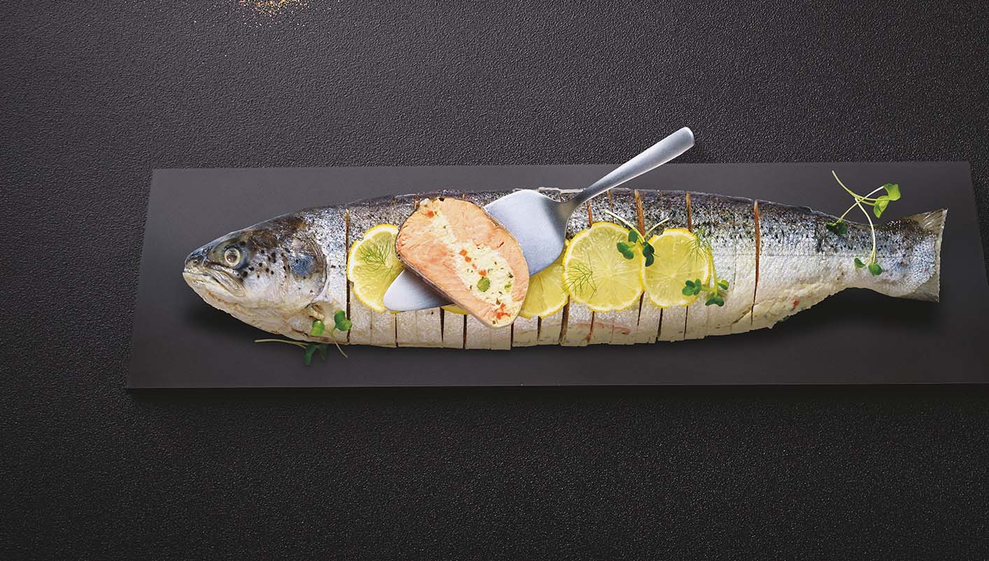 Saumon entier farci cuit et prétranché