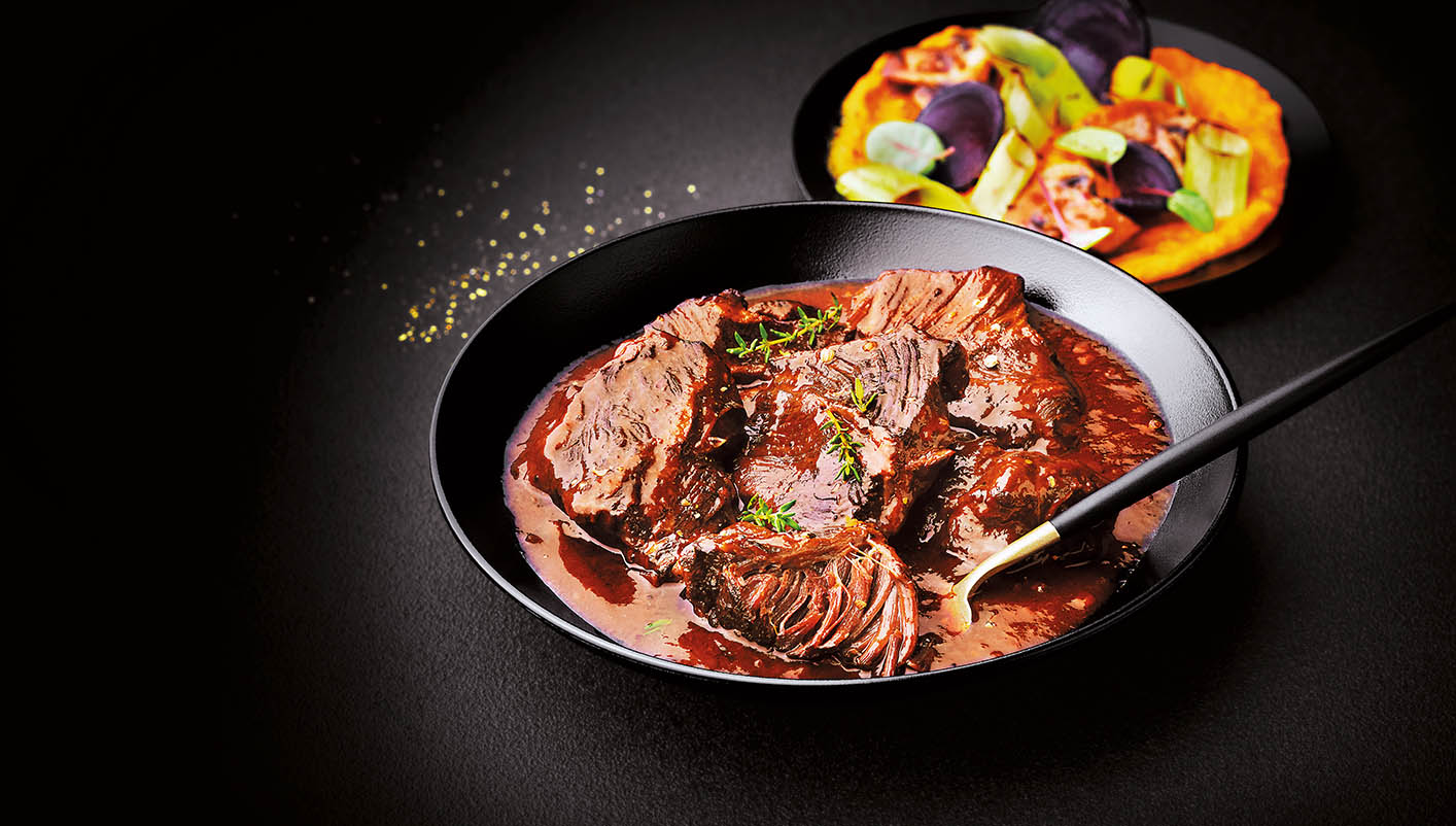 Noix de joue de bœuf cuisinée au vin rouge