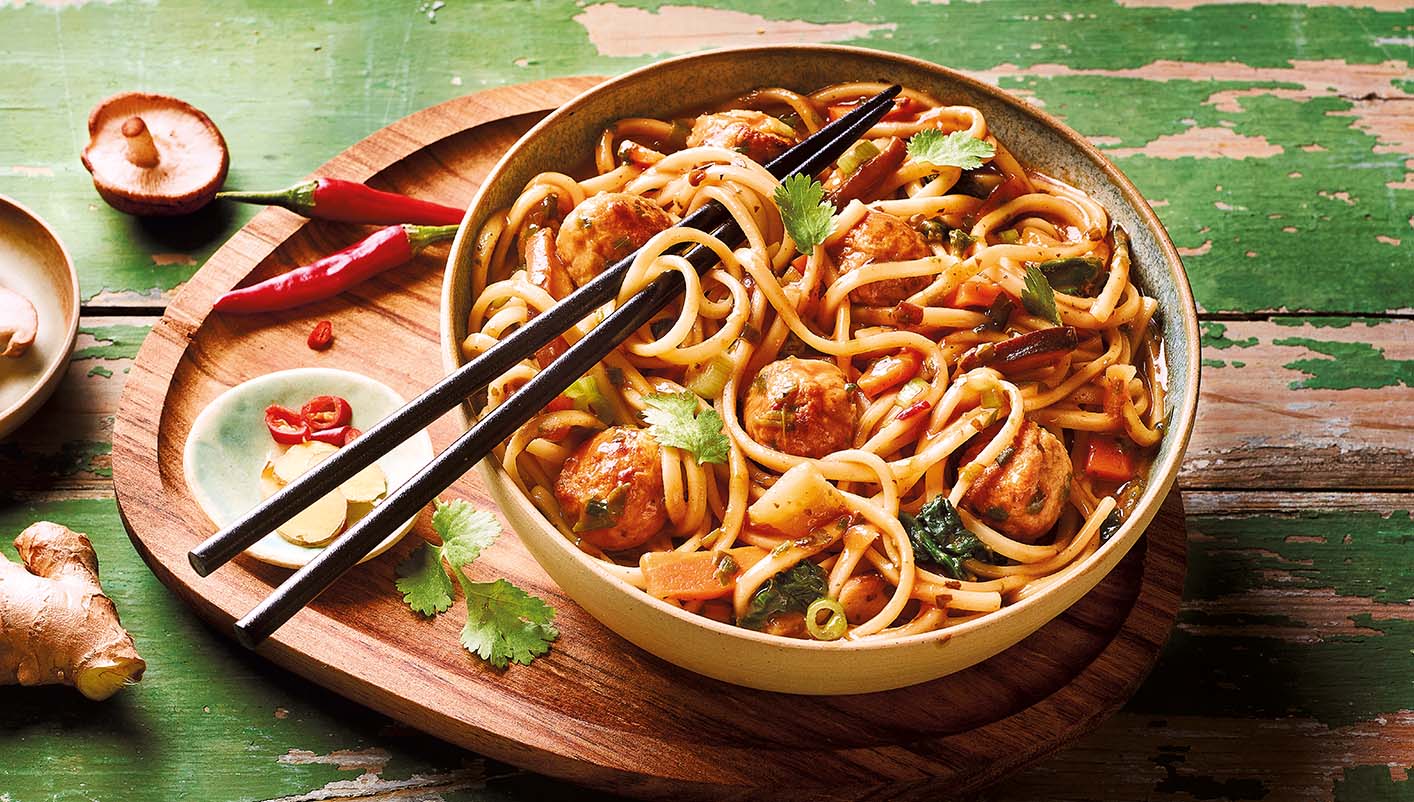 Boulettes de poulet et nouilles ramen à l'asiatique