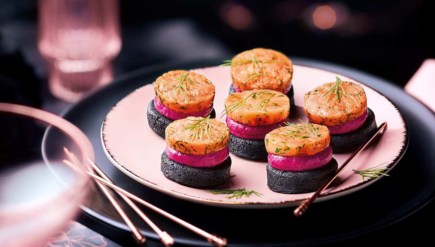 6 Mini blinis à l'encre de seiche, saumon fumé et betterave