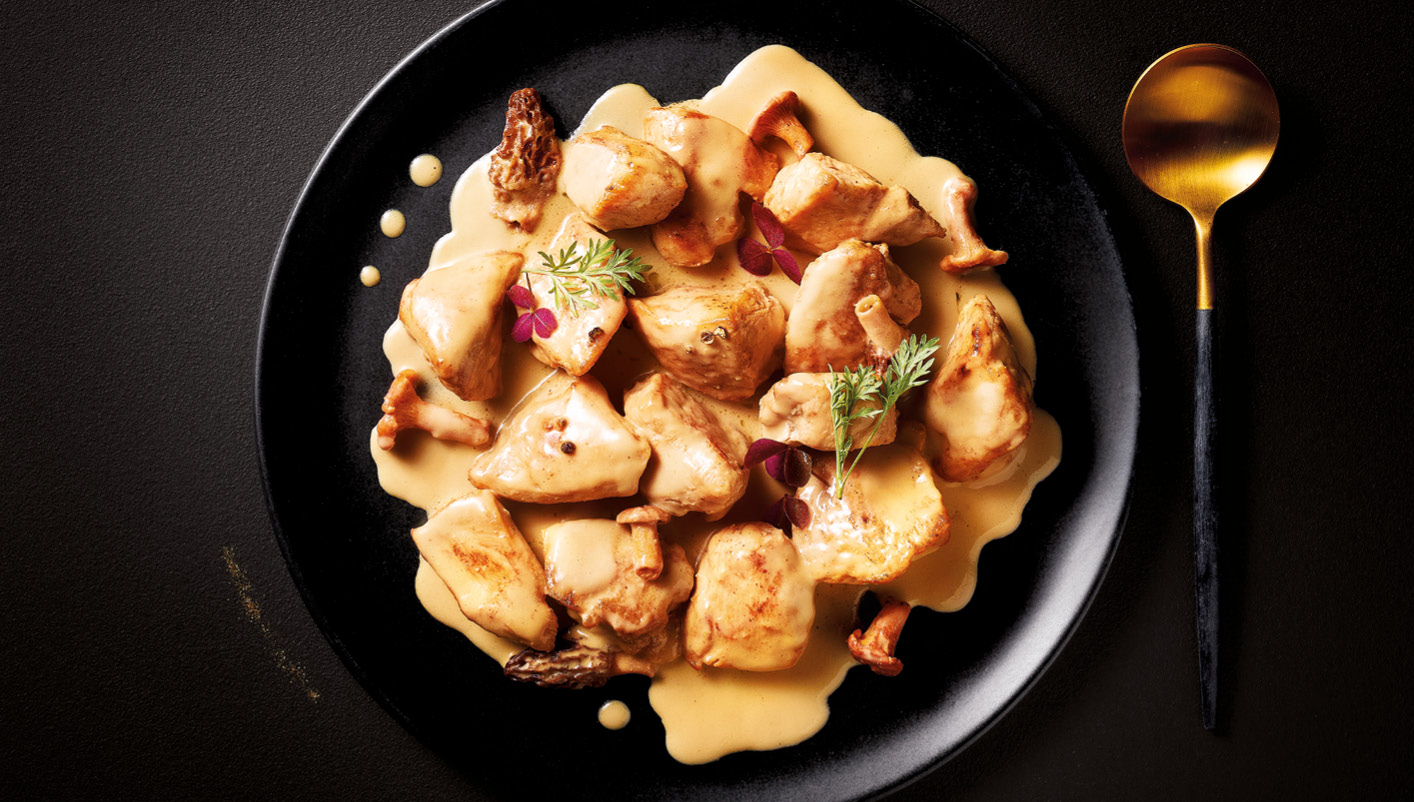 Chapon, sauce au foie gras de canard, morilles et girolles