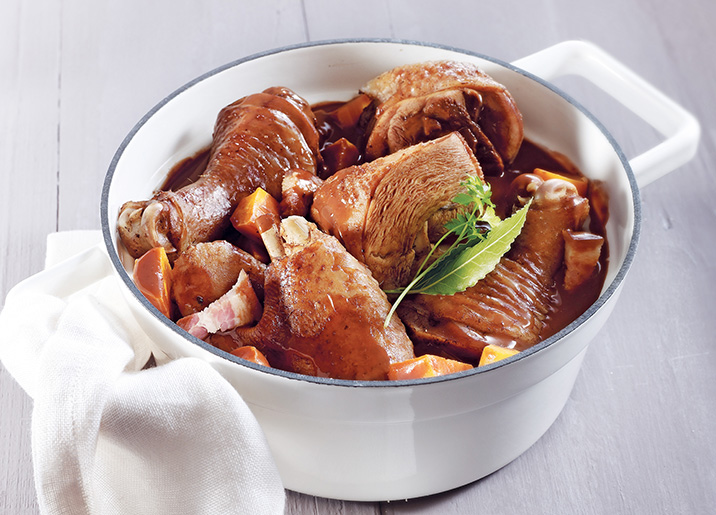 Découpe de coq pour coq au vin