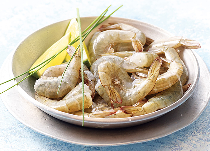 Queues de crevettes crues avec carapace