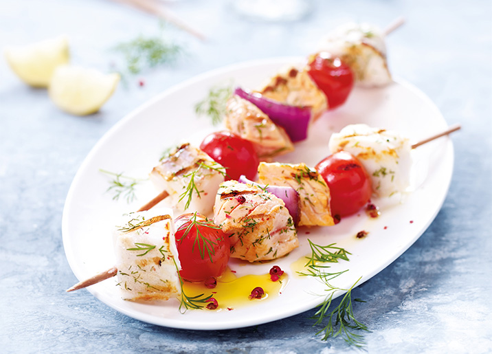 2 Brochettes saumon/colin lieu baies roses-aneth