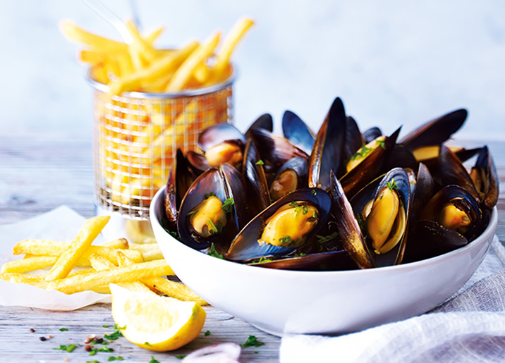 Moules du Pacifique entières cuites dans leur jus