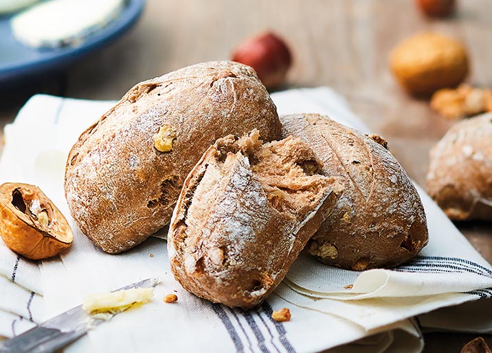 4 Petits pains de campagne aux noix et noisettes