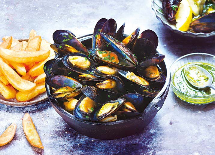 Moules du Pacifique entières cuites dans leur jus