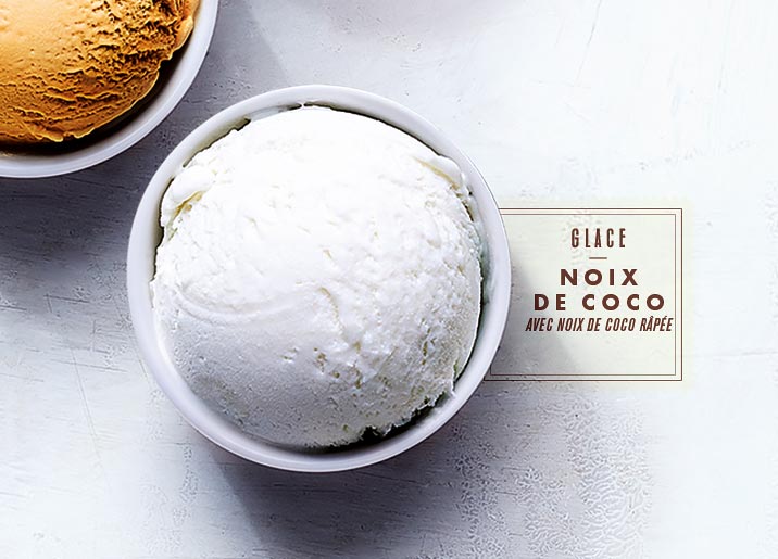 Glace noix de coco avec noix de coco râpée