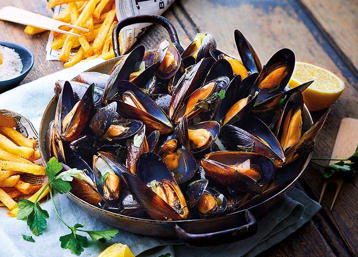 Moules du Pacifique entières cuites dans leur jus