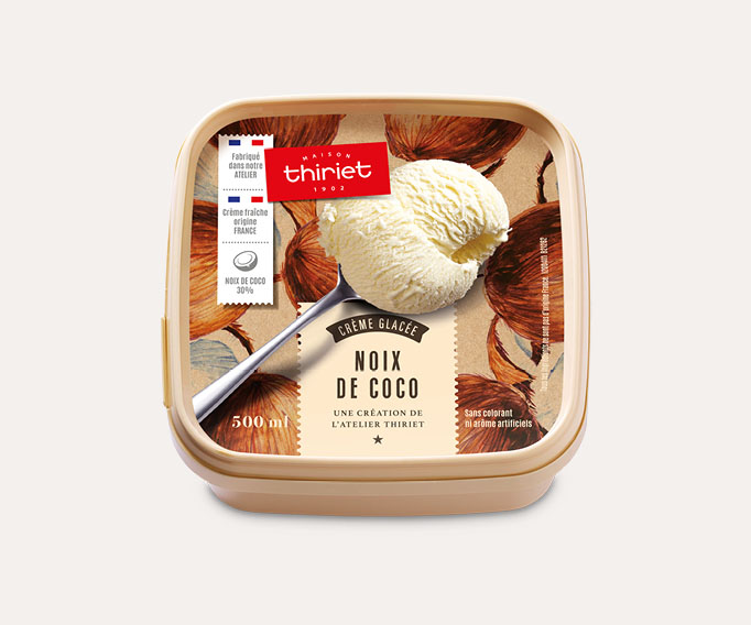 Crème glacée noix de coco et morceaux de noix de coco râpée