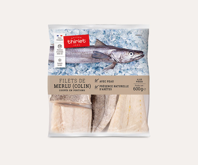 Filets de merlu (colin) avec peau coupés en portions