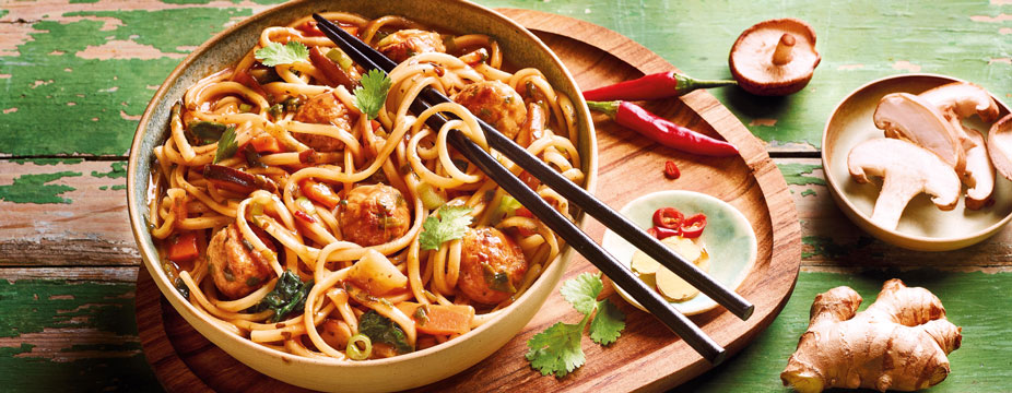 Plats cuisinés - Plats à partager - Cuisines d'ailleurs - Boulettes de poulet et nouilles ramen à l'asiatique