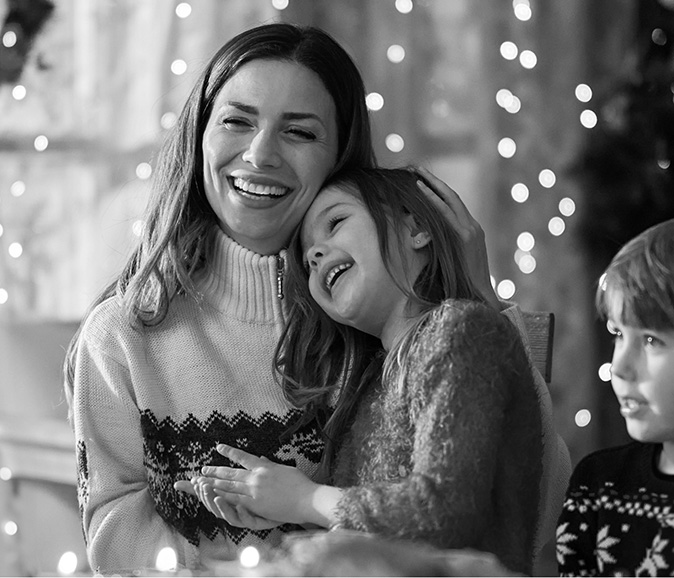 Découvrez notre sélection exclusive de produits pour des fêtes inoubliables : feuilletés, foie gras, terrine, saumon, poulet, pintade, desserts glacés et desserts pâtissiers.